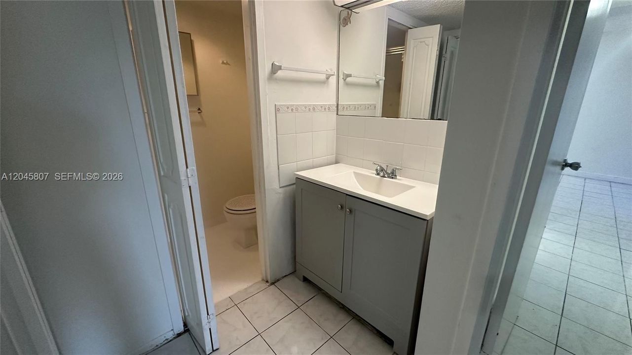 В аренду: $1,800 (2 спален, 2 ванн, 1240 Квадратных фут)