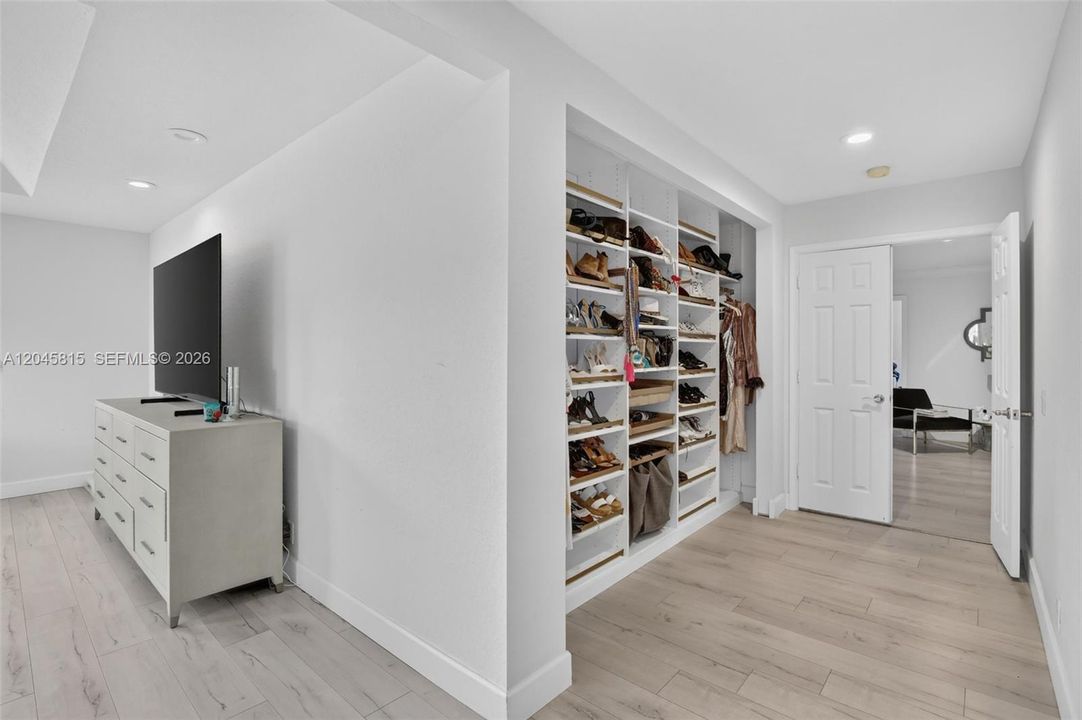 For Rent: $9,900 (6 beds, 6 baths, 4027 Square Feet)