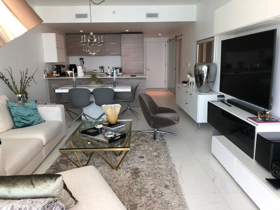 For Sale: $650,000 (1 beds, 2 baths, 880 Square Feet)
