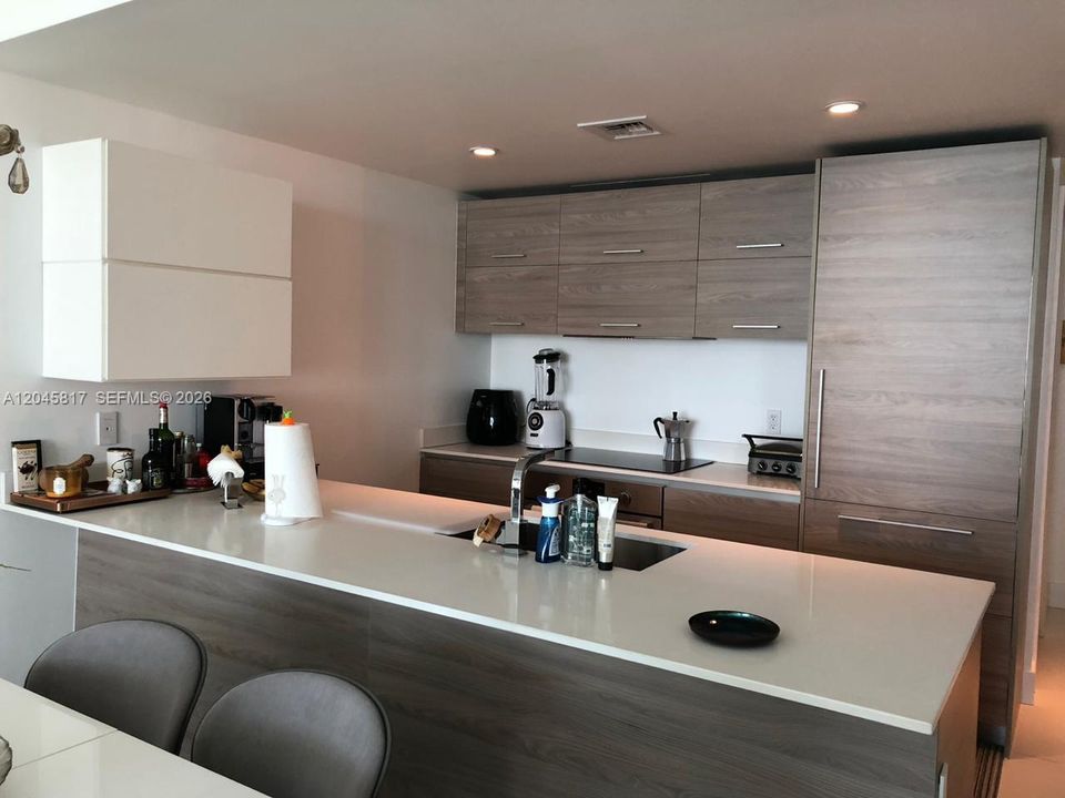 For Sale: $650,000 (1 beds, 2 baths, 880 Square Feet)