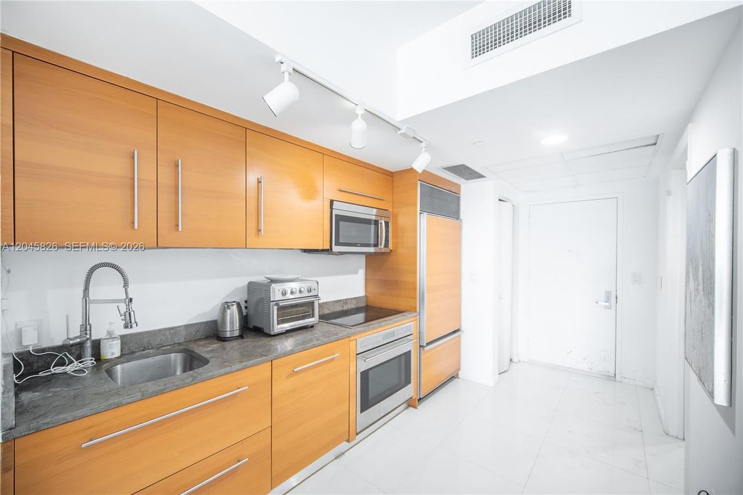 For Rent: $2,700 (0 beds, 1 baths, 546 Square Feet)