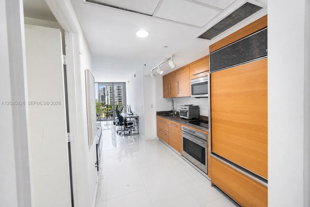 For Rent: $2,700 (0 beds, 1 baths, 546 Square Feet)