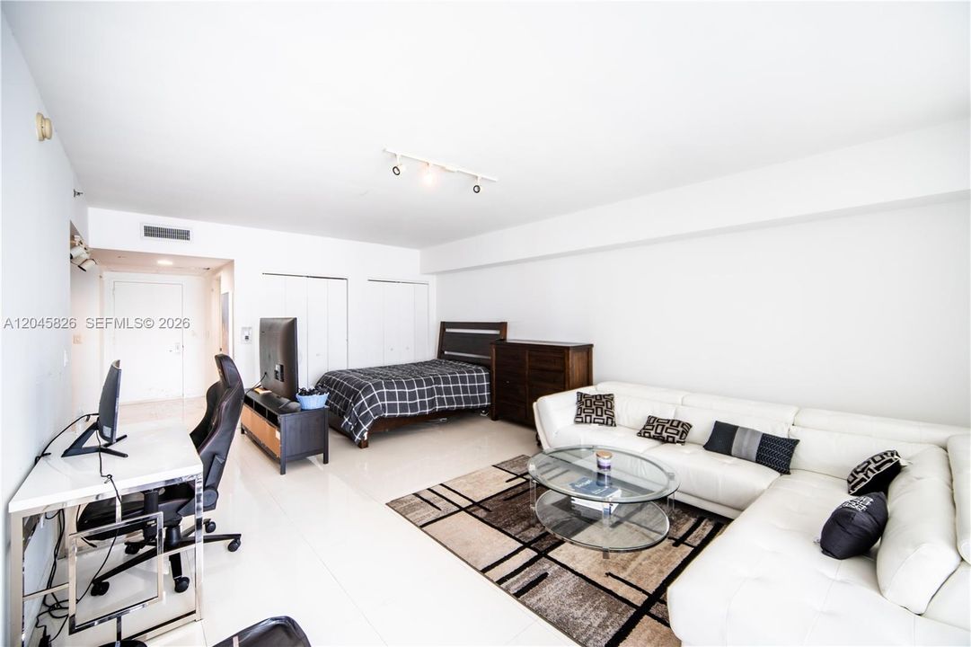 For Rent: $2,700 (0 beds, 1 baths, 546 Square Feet)
