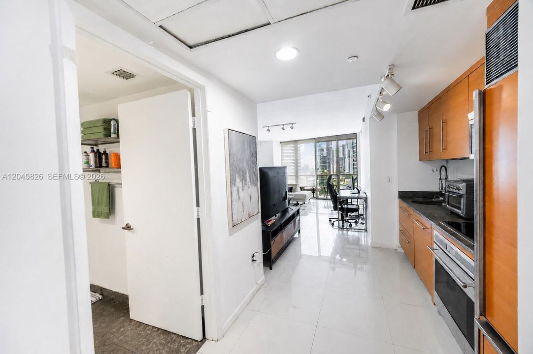 For Rent: $2,700 (0 beds, 1 baths, 546 Square Feet)