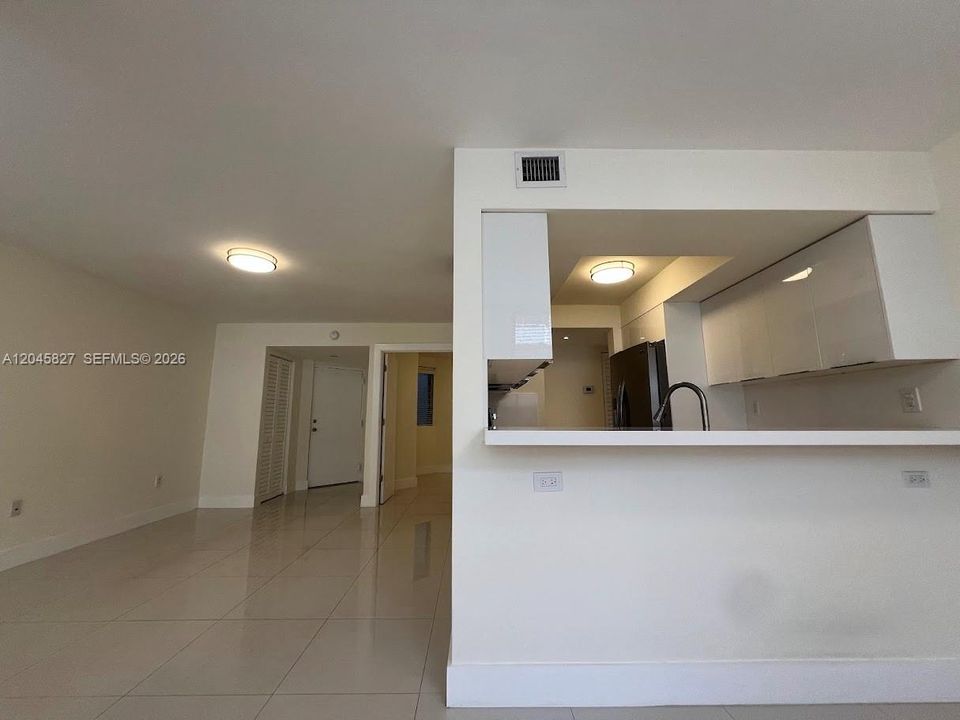 В аренду: $2,000 (2 спален, 2 ванн, 1074 Квадратных фут)