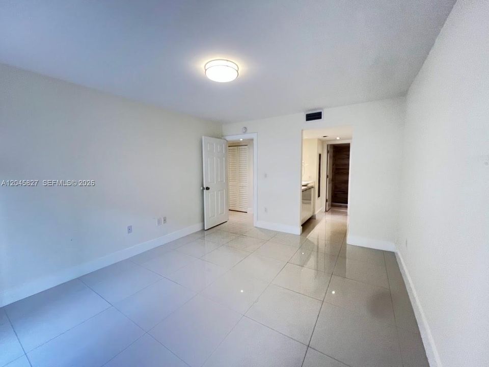 В аренду: $2,000 (2 спален, 2 ванн, 1074 Квадратных фут)