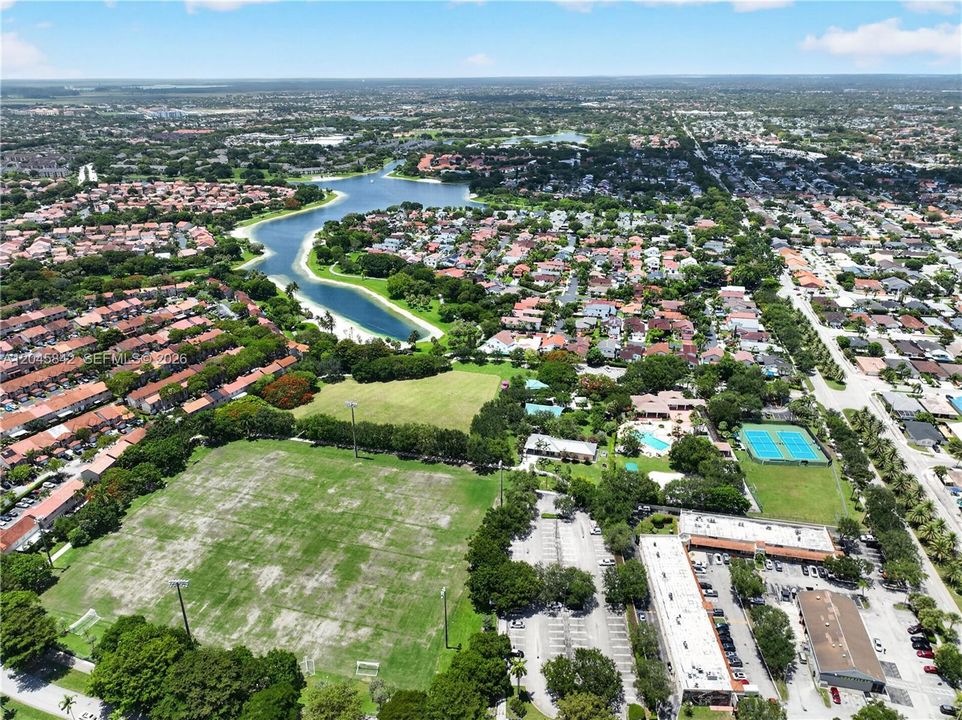 На продажу: $435,000 (4 спален, 2 ванн, 1680 Квадратных фут)
