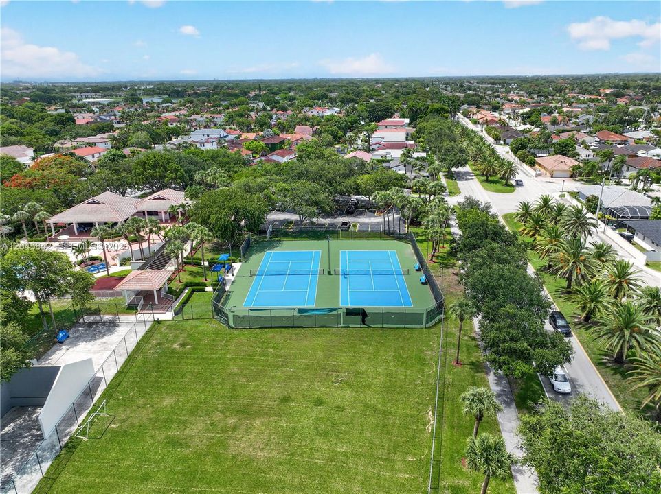 На продажу: $435,000 (4 спален, 2 ванн, 1680 Квадратных фут)