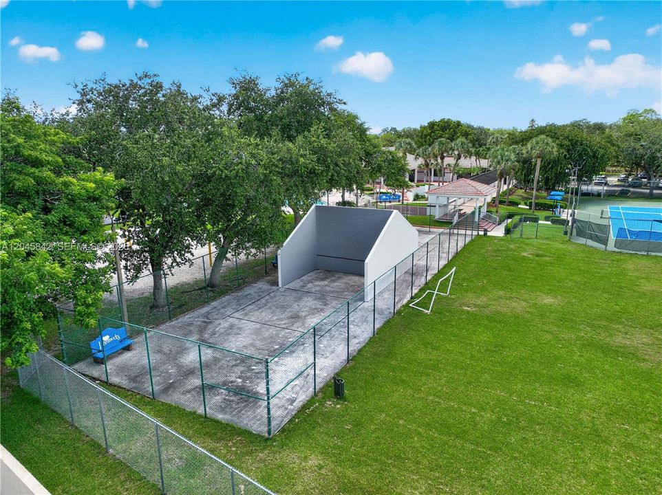 На продажу: $435,000 (4 спален, 2 ванн, 1680 Квадратных фут)