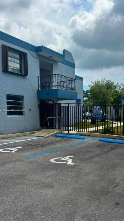 For Rent: $2,200 (2 beds, 1 baths, 775 Square Feet)