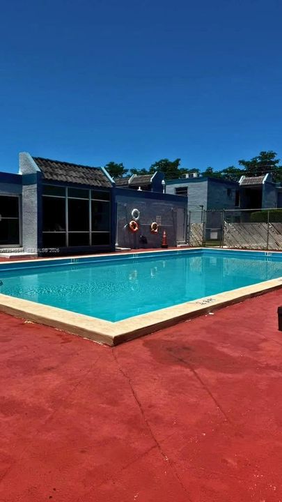 For Rent: $2,200 (2 beds, 1 baths, 775 Square Feet)