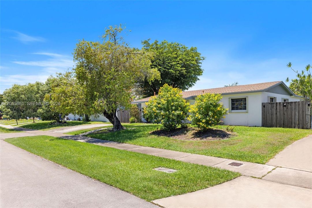 For Sale: $575,000 (3 beds, 2 baths, 1472 Square Feet)