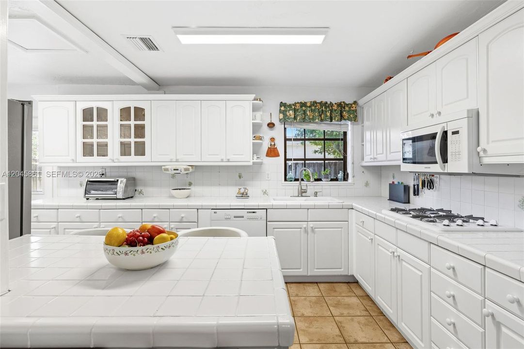 For Sale: $575,000 (3 beds, 2 baths, 1472 Square Feet)
