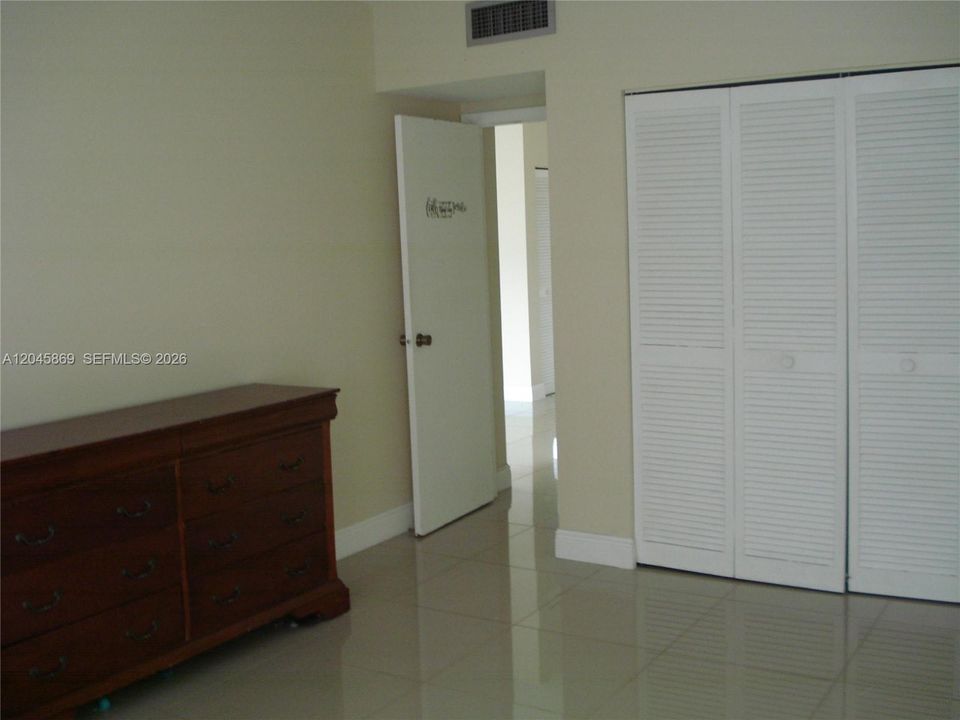 For Rent: $1,900 (1 beds, 1 baths, 798 Square Feet)