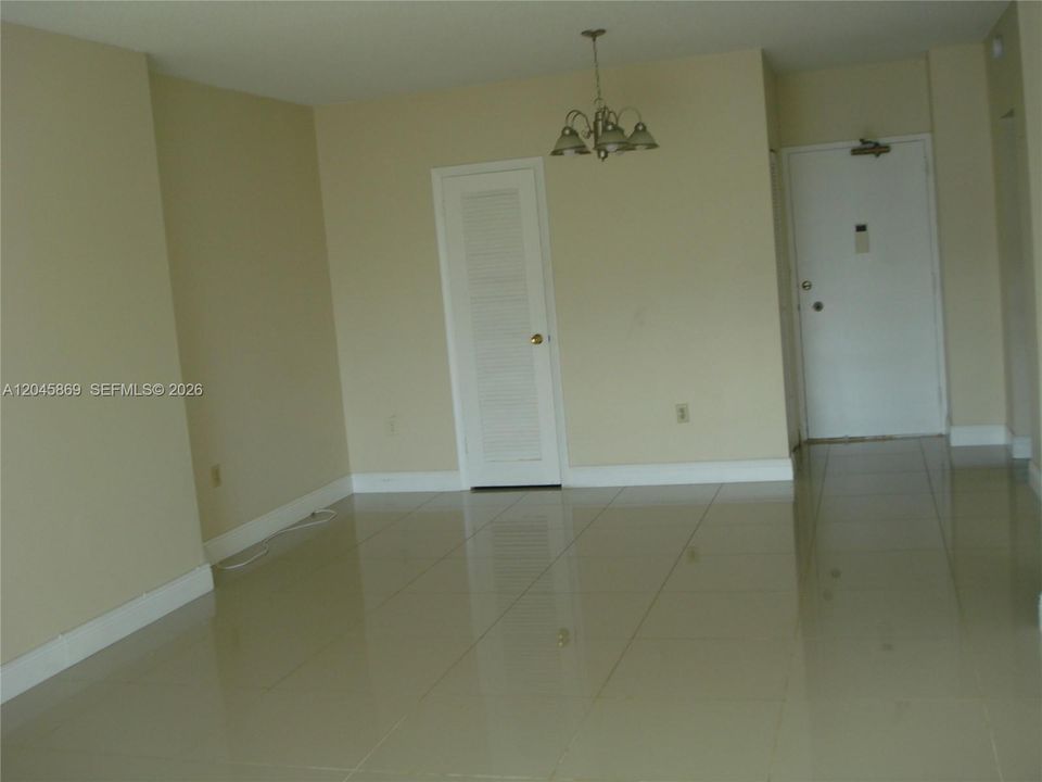 For Rent: $1,900 (1 beds, 1 baths, 798 Square Feet)