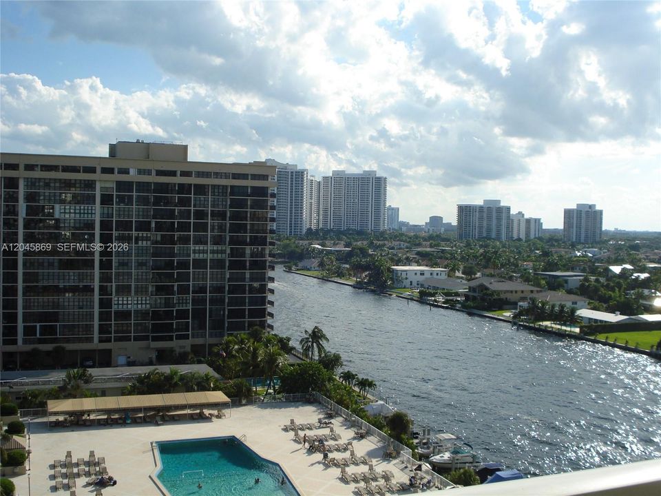 For Rent: $1,900 (1 beds, 1 baths, 798 Square Feet)