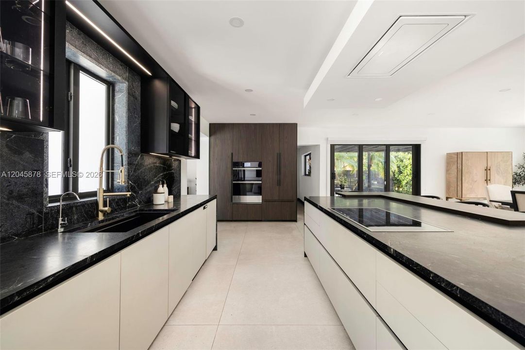For Sale: $3,900,000 (6 beds, 7 baths, 5363 Square Feet)