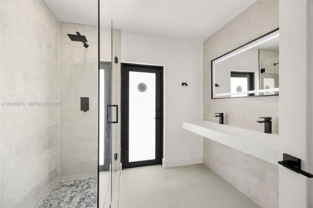For Sale: $3,900,000 (6 beds, 7 baths, 5363 Square Feet)