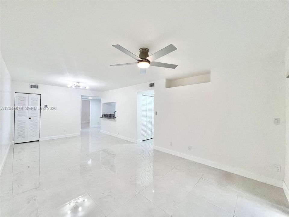 В аренду: $2,400 (2 спален, 2 ванн, 1097 Квадратных фут)