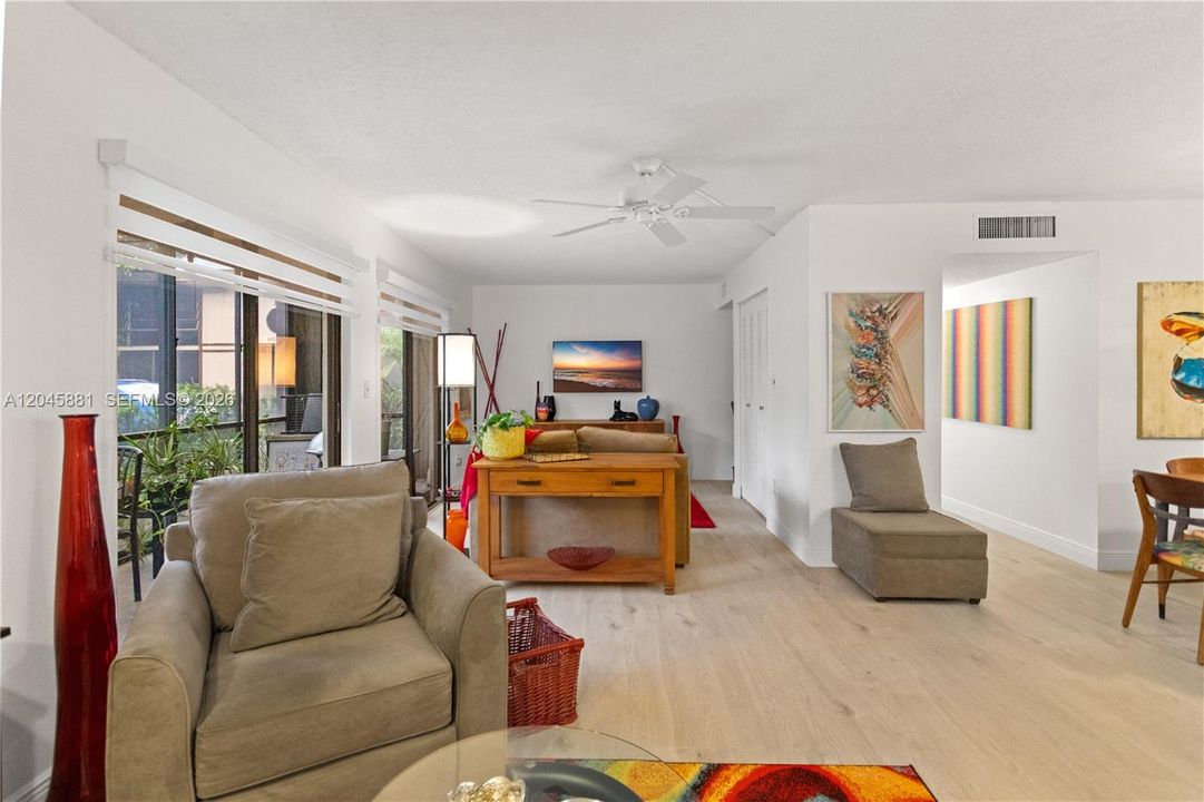 For Sale: $153,000 (2 beds, 1 baths, 827 Square Feet)