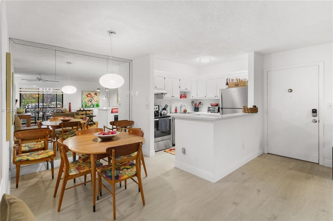 For Sale: $153,000 (2 beds, 1 baths, 827 Square Feet)