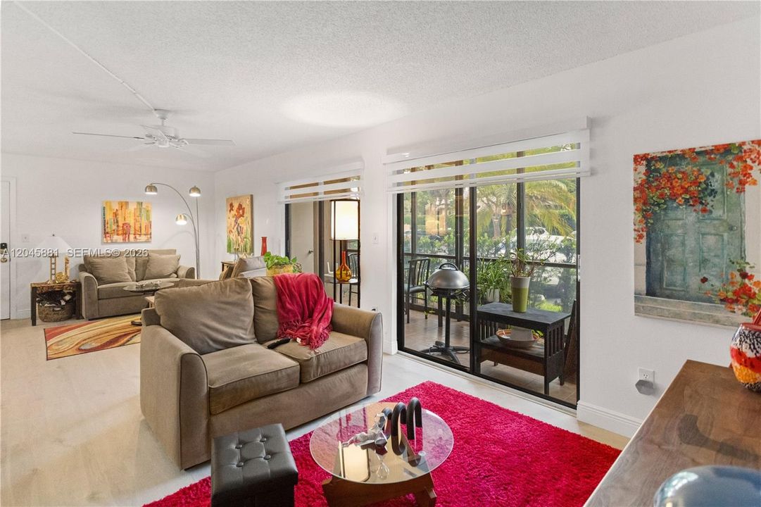 For Sale: $153,000 (2 beds, 1 baths, 827 Square Feet)