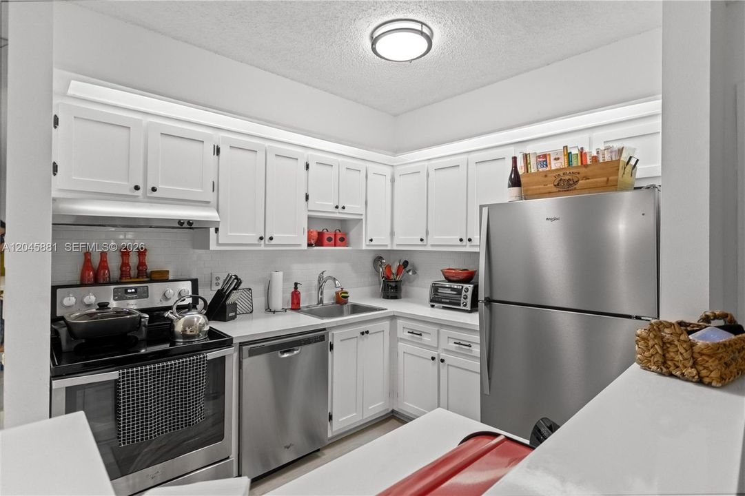 For Sale: $153,000 (2 beds, 1 baths, 827 Square Feet)
