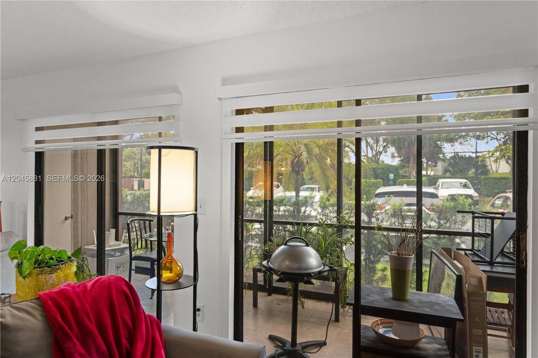 For Sale: $153,000 (2 beds, 1 baths, 827 Square Feet)