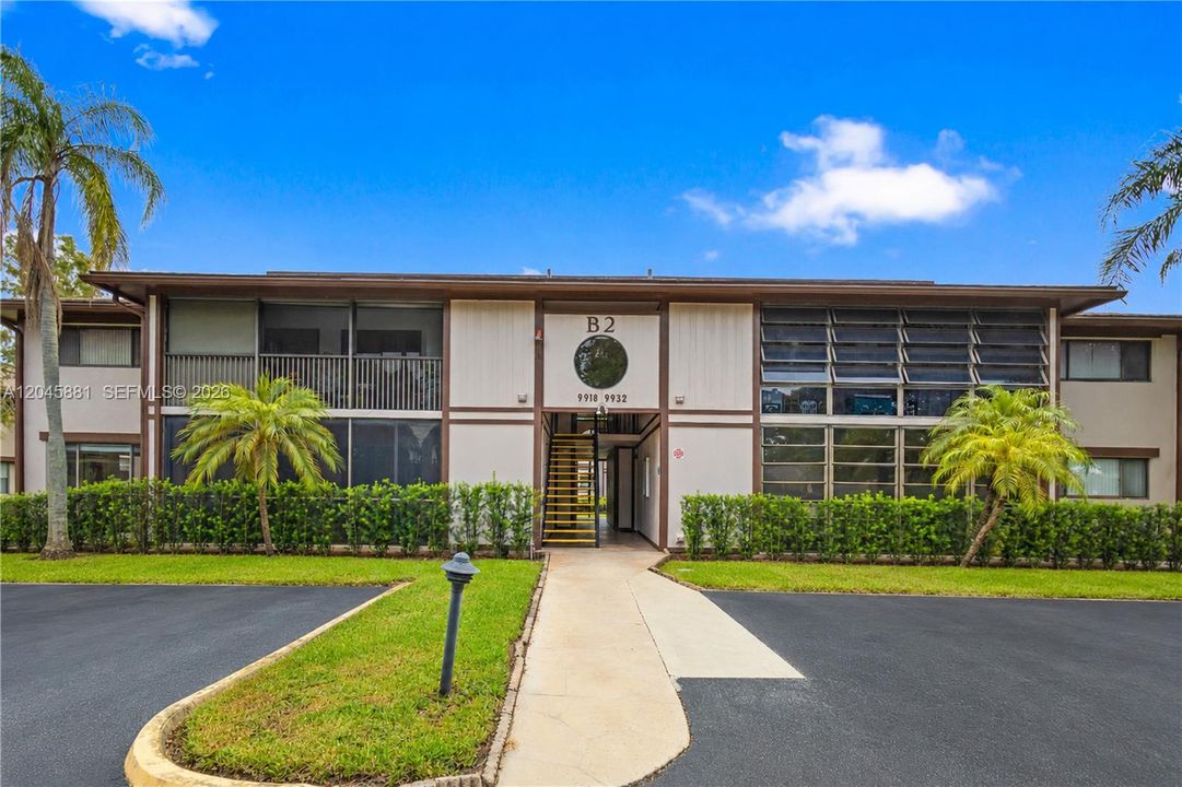 For Sale: $153,000 (2 beds, 1 baths, 827 Square Feet)