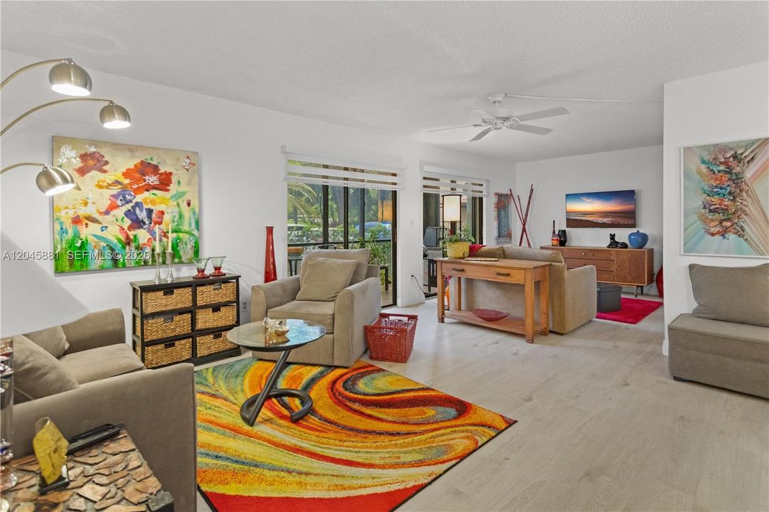 For Sale: $153,000 (2 beds, 1 baths, 827 Square Feet)
