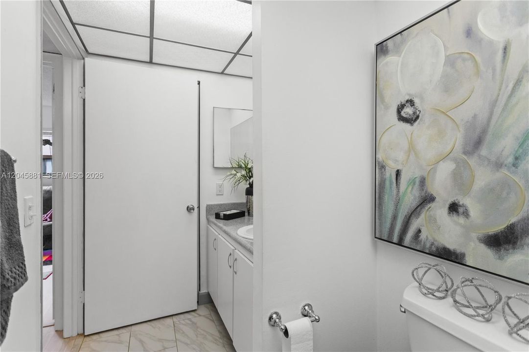 For Sale: $153,000 (2 beds, 1 baths, 827 Square Feet)