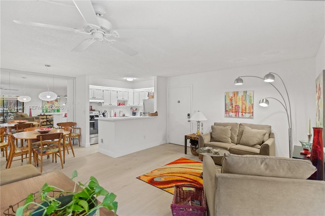 For Sale: $153,000 (2 beds, 1 baths, 827 Square Feet)