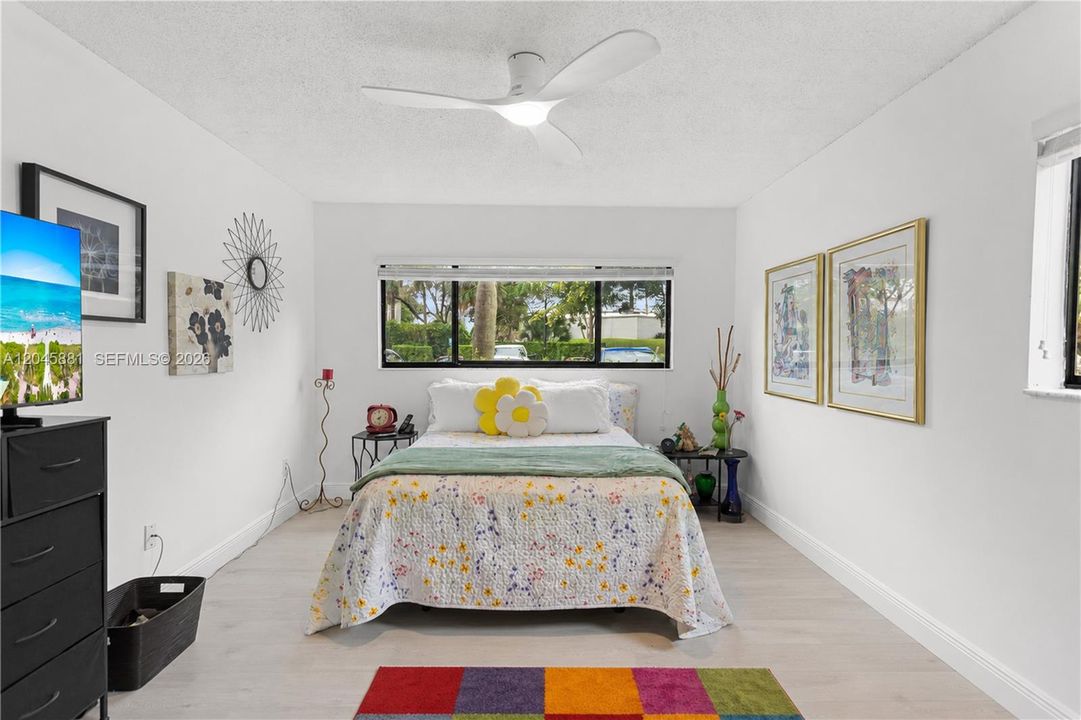 For Sale: $153,000 (2 beds, 1 baths, 827 Square Feet)