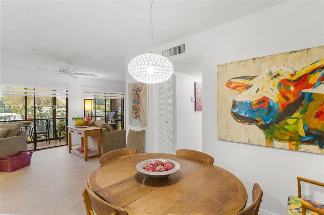 For Sale: $153,000 (2 beds, 1 baths, 827 Square Feet)