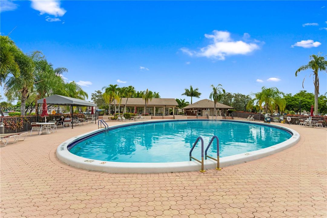 For Sale: $153,000 (2 beds, 1 baths, 827 Square Feet)