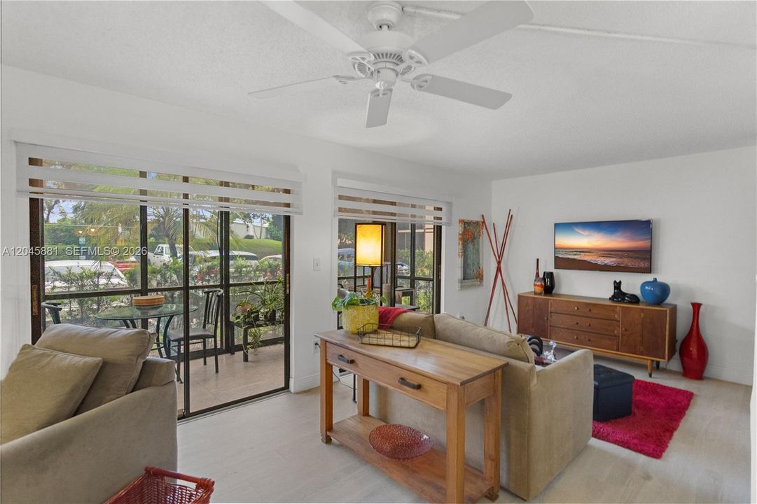 For Sale: $153,000 (2 beds, 1 baths, 827 Square Feet)