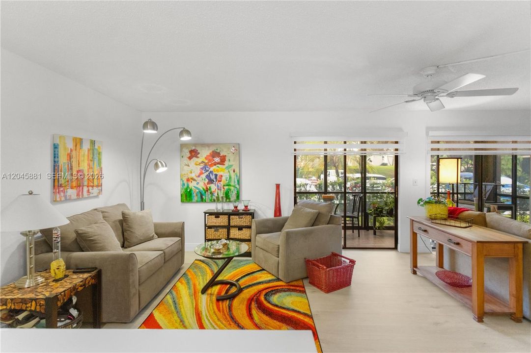 For Sale: $153,000 (2 beds, 1 baths, 827 Square Feet)