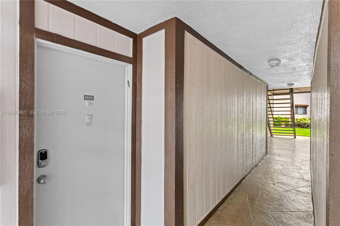 For Sale: $153,000 (2 beds, 1 baths, 827 Square Feet)