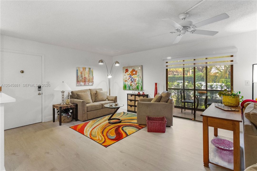 For Sale: $153,000 (2 beds, 1 baths, 827 Square Feet)