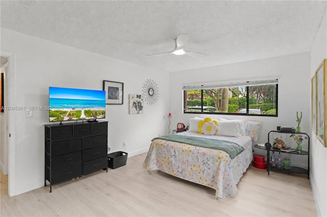 For Sale: $153,000 (2 beds, 1 baths, 827 Square Feet)