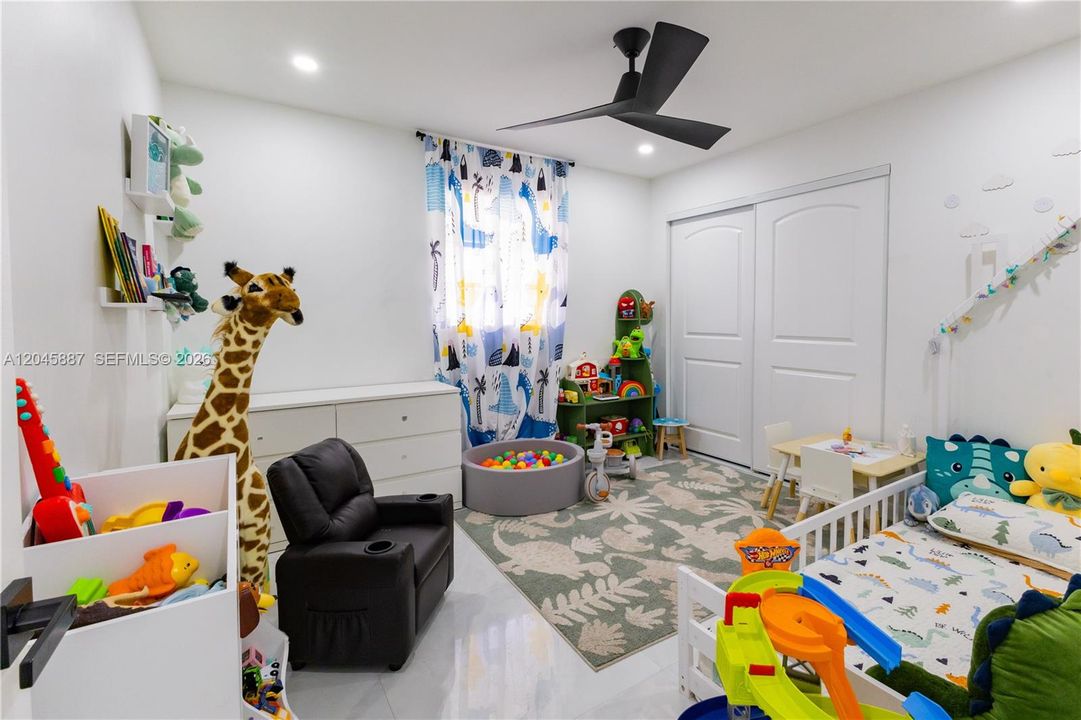 For Sale: $850,000 (4 beds, 2 baths, 1732 Square Feet)