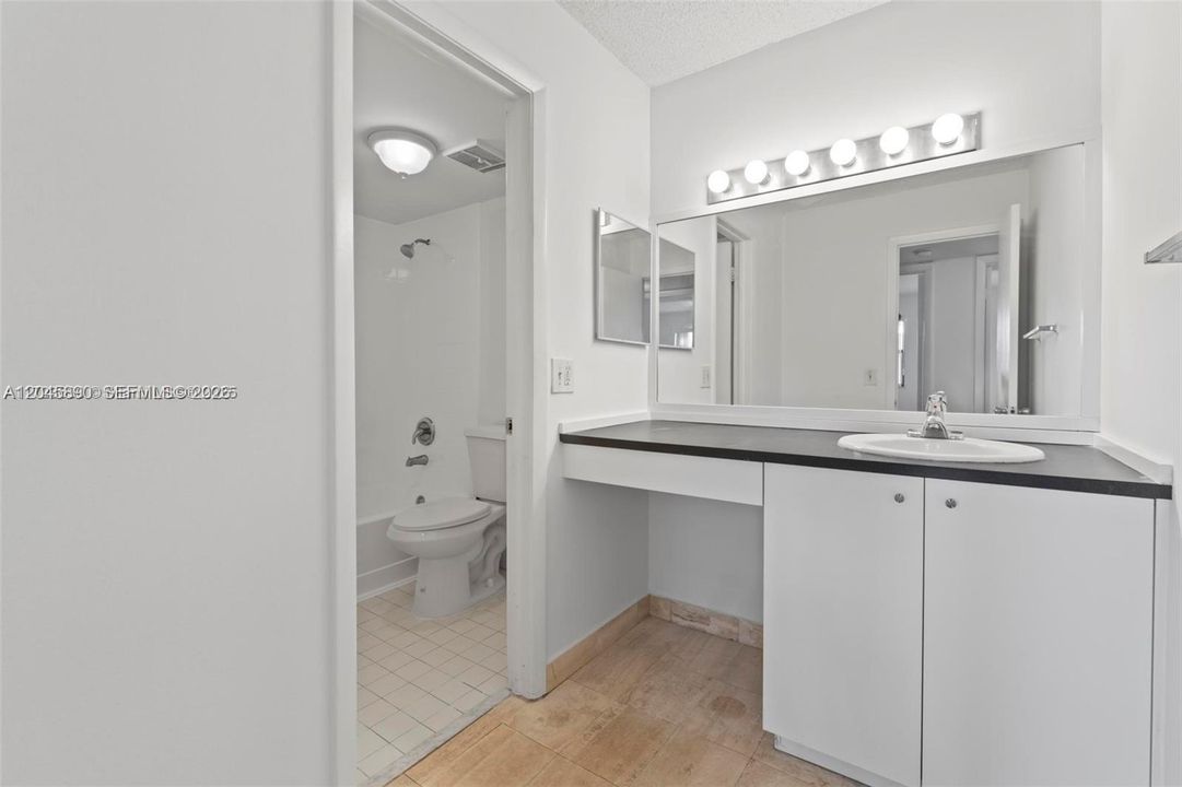 На продажу: $259,900 (2 спален, 1 ванн, 867 Квадратных фут)