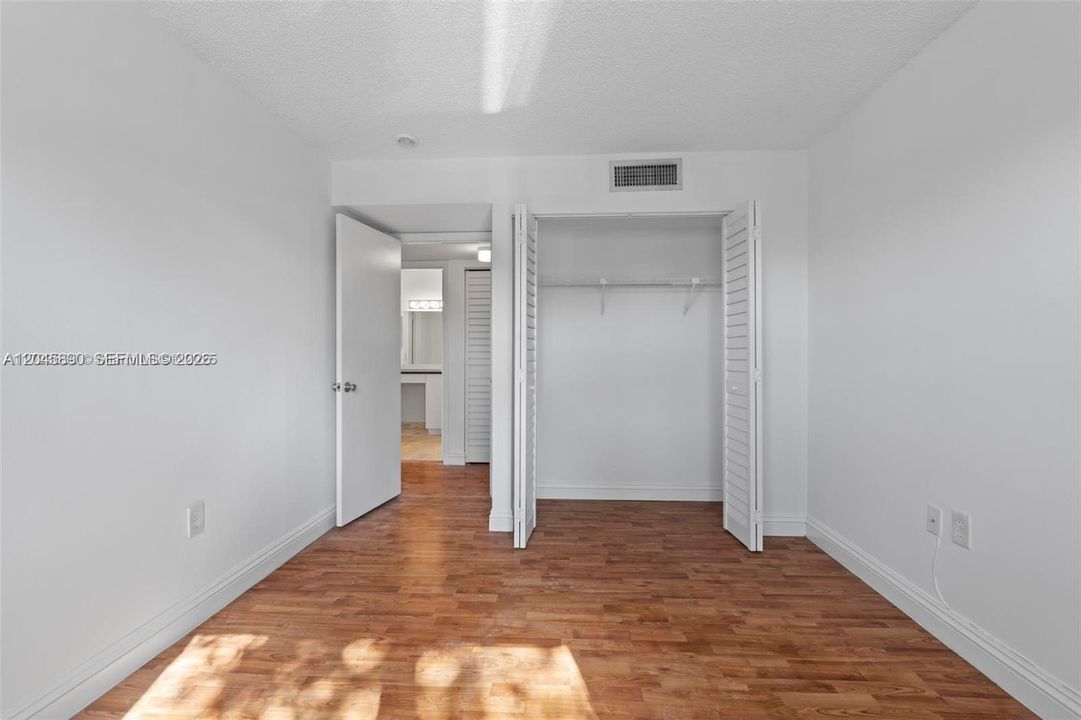 На продажу: $259,900 (2 спален, 1 ванн, 867 Квадратных фут)