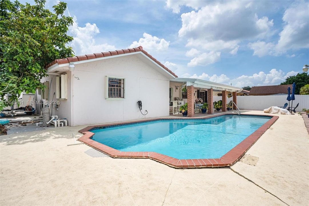 For Sale: $699,900 (3 beds, 2 baths, 1744 Square Feet)