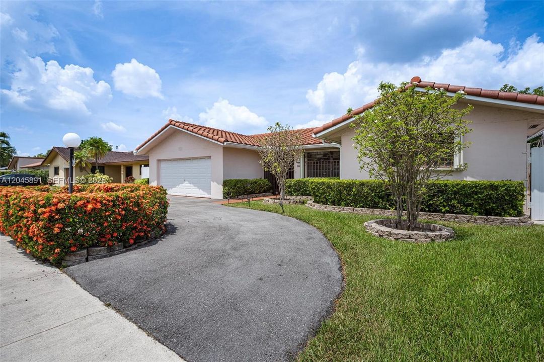For Sale: $699,900 (3 beds, 2 baths, 1744 Square Feet)
