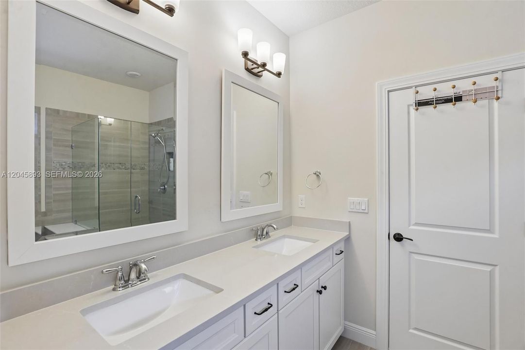 En Venta: $825,000 (3 camas, 2 baños, 1881 Pies cuadrados)