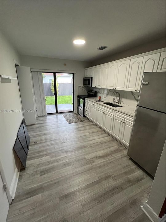 В аренду: $3,400 (3 спален, 1 ванн, 1310 Квадратных фут)