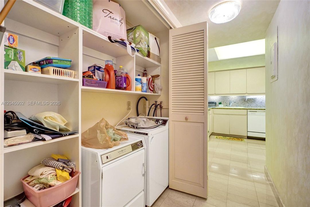 For Sale: $1,875,000 (2 beds, 2 baths, 1942 Square Feet)