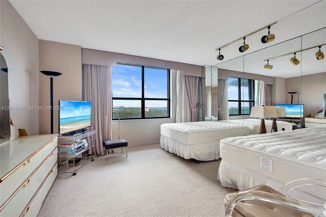 For Sale: $1,875,000 (2 beds, 2 baths, 1942 Square Feet)