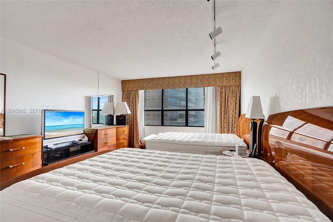For Sale: $1,875,000 (2 beds, 2 baths, 1942 Square Feet)